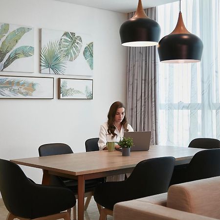 Element By Westin City Center Doha Exterior foto A woman working at home